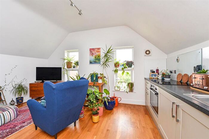 1 Bedroom Flat For Sale In Station Road, Petersfield, GU32