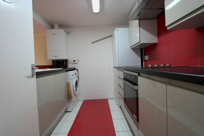 2 Bedroom Flat To Rent In Garratt Lane, Tooting SW17