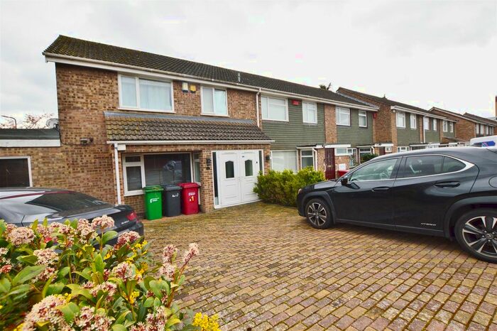 4 Bedroom End Of Terrace House To Rent In Birch Grove, Slough, Berkshire, SL2
