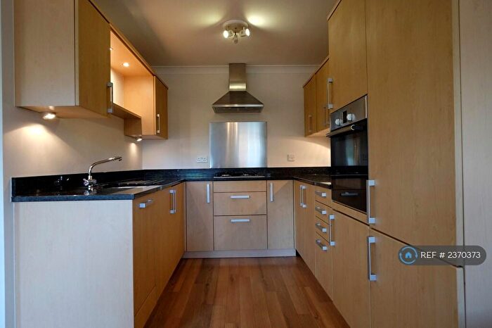 2 Bedroom Flat To Rent In Rowan House, Guildford, GU1