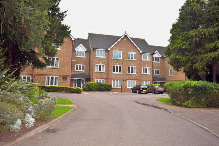 2 Bedroom Flat To Rent In Village Park Close, Enfield, Middlesex, En2 EN1