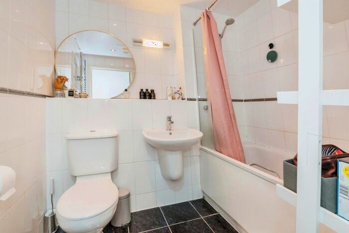 1 Bedroom Flat For Sale In Neptune Way, Southampton, SO14