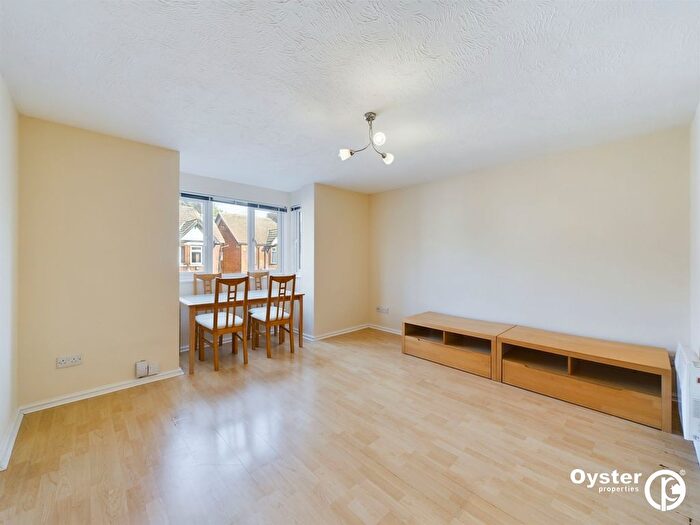 3 Bedroom Flat To Rent In Leafield, Luton, LU3