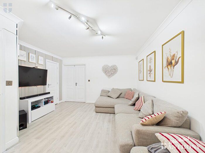3 Bedroom Semi-detached House For Sale In Hancock Close, Aylesbury, Buckinghamshire, HP21
