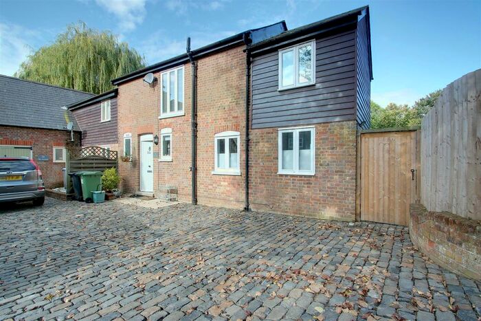 2 Bedroom Property To Rent In Frogmore Street, Tring, HP23