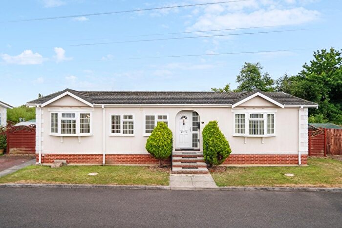 2 Bedroom Mobile/park Home For Sale In Meadow View, Orchards Residential Park, Langley, SL3
