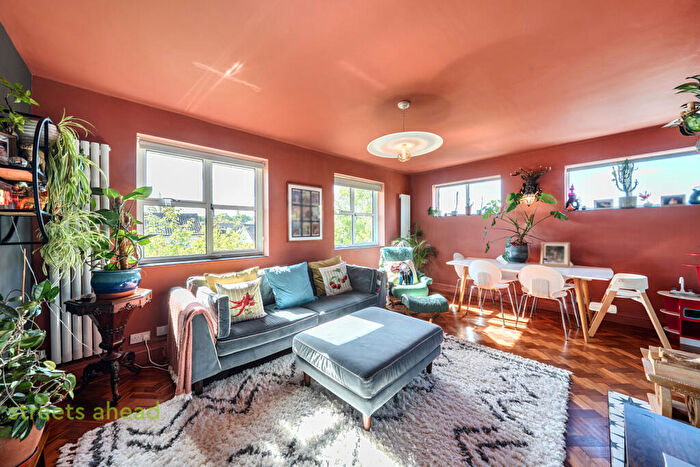 3 Bedroom Apartment For Sale In Baird Gardens, London, SE19