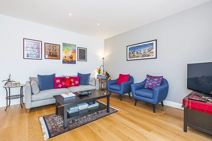 2 Bedroom Flat To Rent In Millennium Square, Shad Thames, SE1