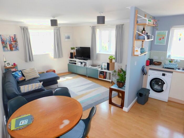 2 Bedroom Flat To Rent In Harvest Way, Witney, OX28