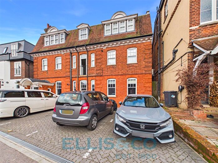 2 Bedroom Flat To Rent In Lyons Crescent, Tonbridge, Kent, TN9