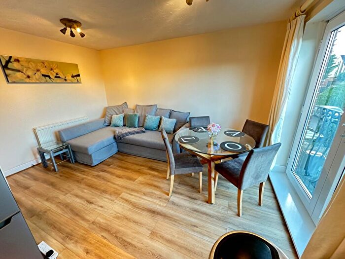 5 Bedroom Town House To Rent In Primrose Close, Luton, Bedfordshire, LU3