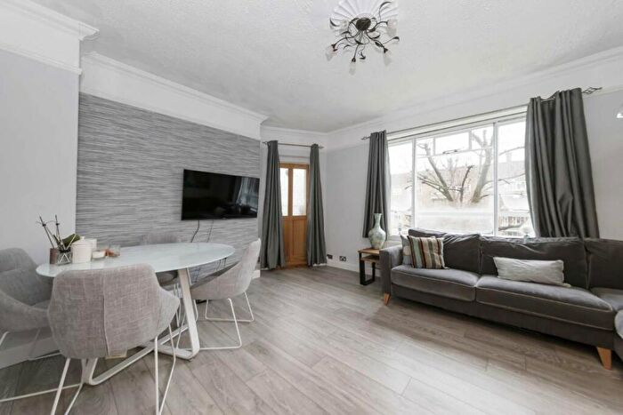 3 Bedroom Flat To Rent In Balham Hill, Balham, SW12