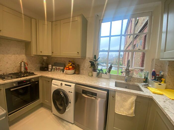 2 Bedroom Flat To Rent In Newsholme Drive, Southgate, N21