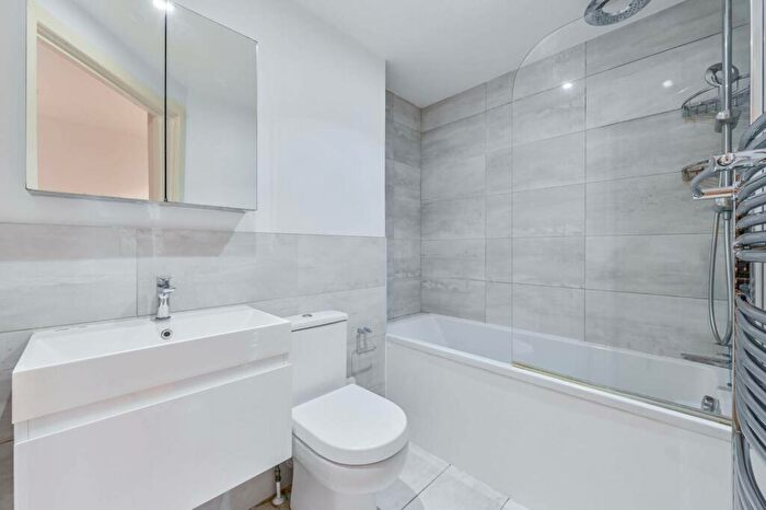 1 Bedroom Flat For Sale In Battersea Park Road, Battersea, London, SW11