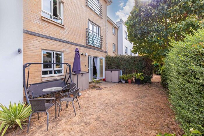 2 Bedroom Flat For Sale In Sovereign Heights, Langley, SL3
