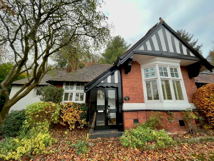 3 Bedroom Detached House To Rent In Gledhow Lane, Leeds, West Yorkshire, LS7