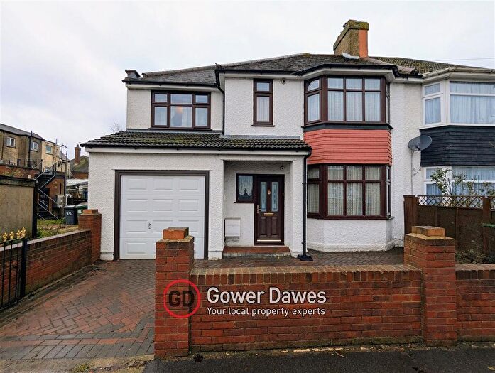 3 Bedroom Semi Detached House For Sale In Oxford Avenue, Chadwell St.Mary, RM16
