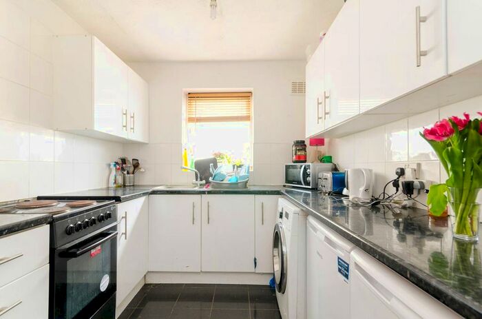 2 Bedroom Flat To Rent In Maplehurst Close, Kingston, Kingston Upon Thames, KT1