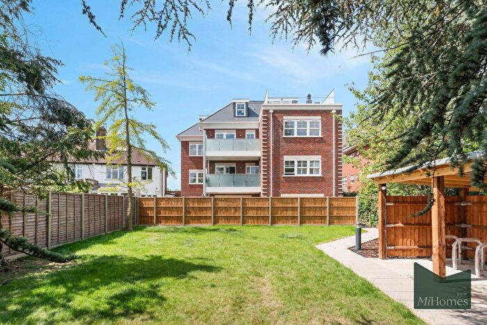 3 Bedroom Flat For Sale In Chase Side, Southgate - The Lawns, N14