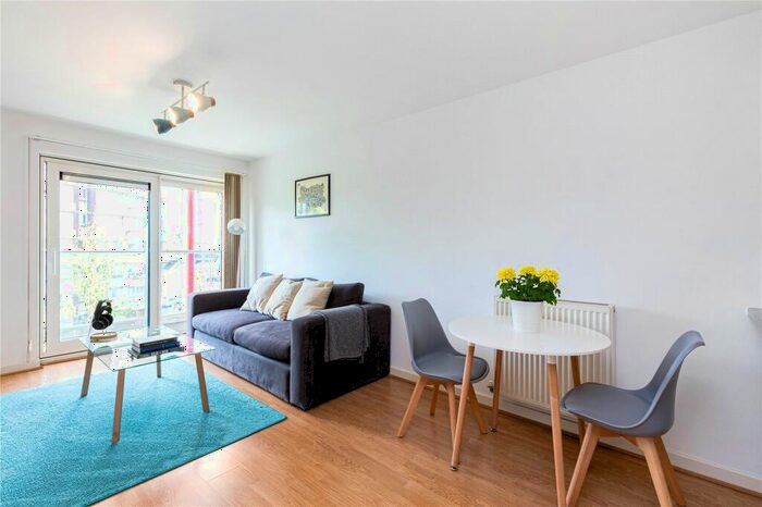 1 Bedroom Apartment To Rent In Commercial Road, E14