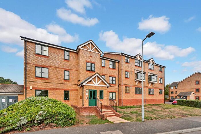 2 Bedroom Flat For Sale In Lovegrove Drive, Slough, SL2