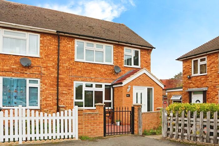 3 Bedroom Semi-Detached House For Sale In Doddsfield Road, Slough, SL2