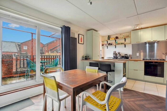 2 Bedroom Flat For Sale In Gladstone Road, London, W4