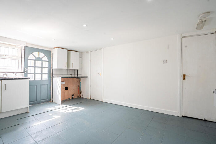 4 Bedroom Block Of Apartments For Sale In Broughton Terrace, Leeds, LS9