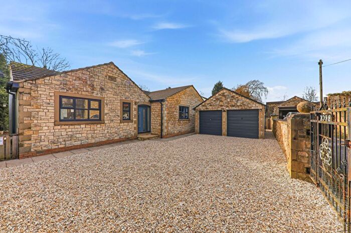 4 Bedroom Bungalow For Sale In Tom Wood Ash Lane, Upton, WF9