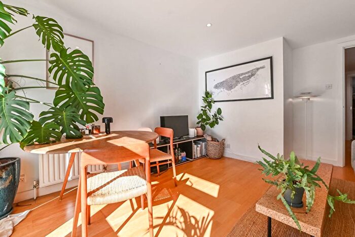 2 Bedroom Flat For Sale In De Beauvoir Crescent, De Beauvoir Town, London, N1