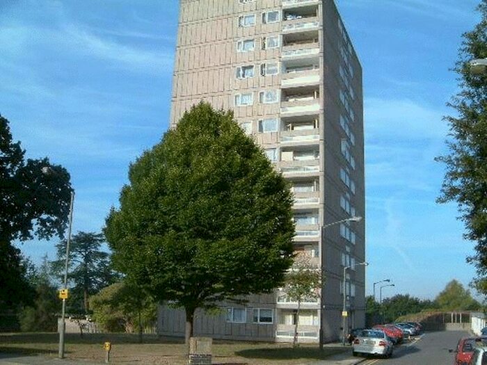 3 Bedroom Flat To Rent In Fontley Way, London, SW15