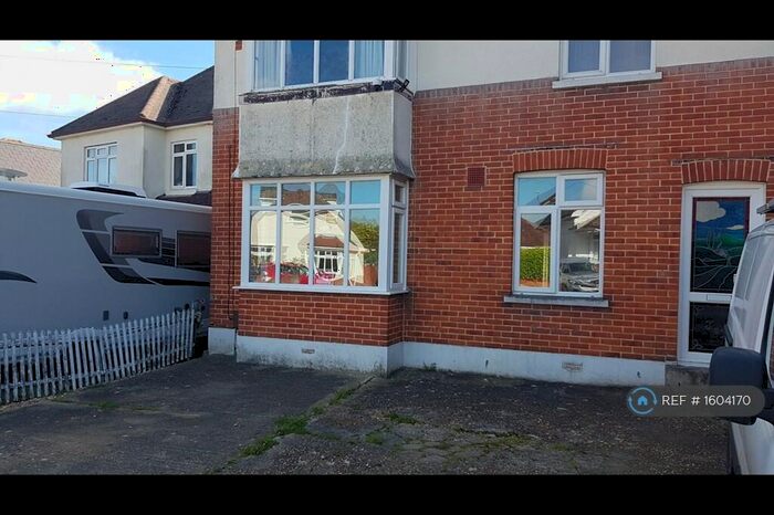 2 Bedroom Flat To Rent In Howeth Road, Bournemouth, BH10