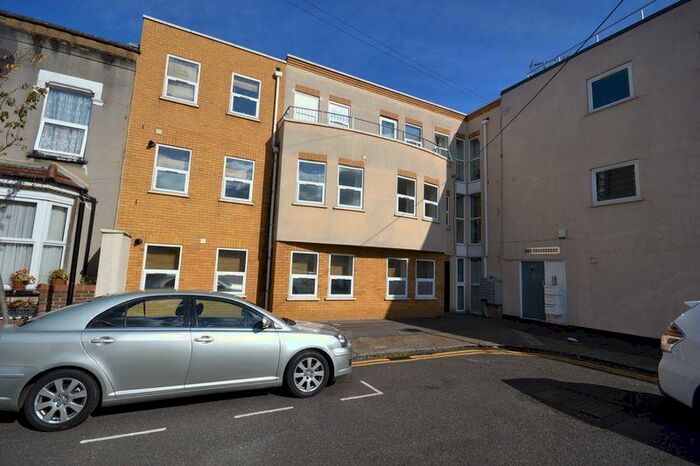 2 Bedroom Apartment To Rent In Two Bedroom Modern Flat - Maitland Road, Stratford (&pound;, Pcm), E15