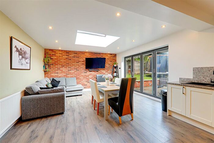 3 Bedroom Chalet For Sale In Woodland Avenue, High Salvington, Worthing, West Sussex, BN13