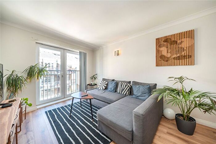2 Bedroom Flat For Sale In Lamb Court, Narrow Street, London, E14