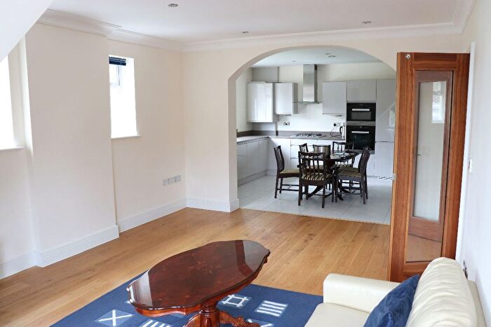 2 Bedroom Flat To Rent In Nether Street, London, N12
