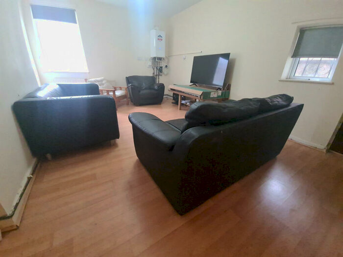 2 Bedroom Flat To Rent In Royal Park Terrace, Leeds, LS6