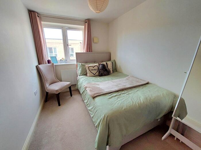 2 Bedroom Flat For Sale In Edge Street, Aylesbury, HP19