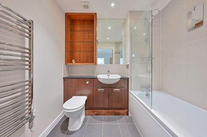 2 Bedroom Flat For Sale In Clayponds Lane, Brentford, TW8