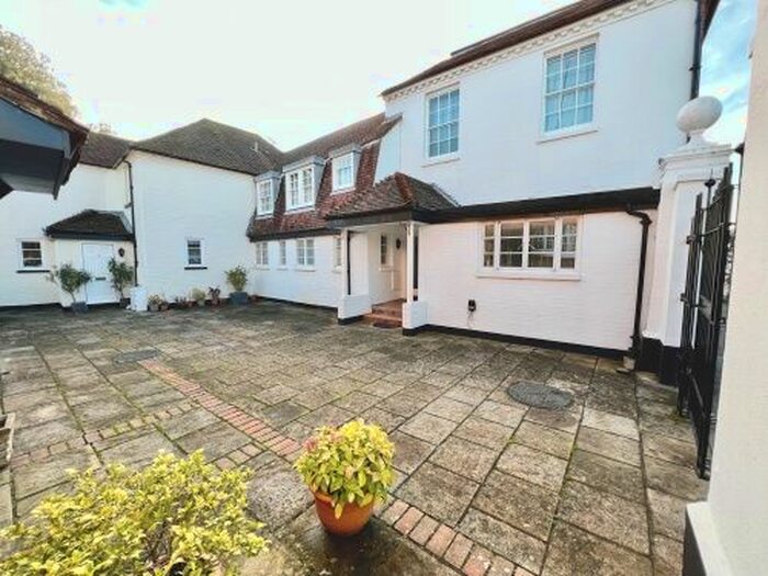 2 Bedroom Flat To Rent In Westgate, Chichester, PO19