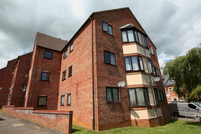 1 Bedroom Flat To Rent In Spencer Court, Rushden, Northants, NN10