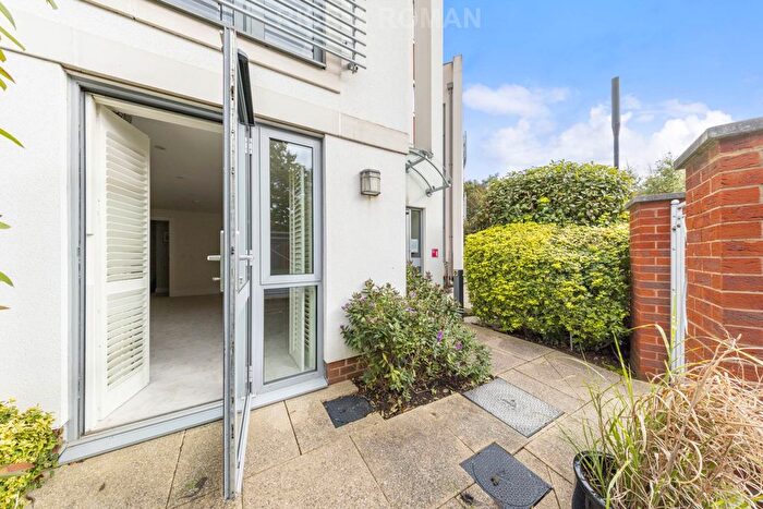 2 Bedroom Flat To Rent In Dial Stone Court, Weybridge, KT13