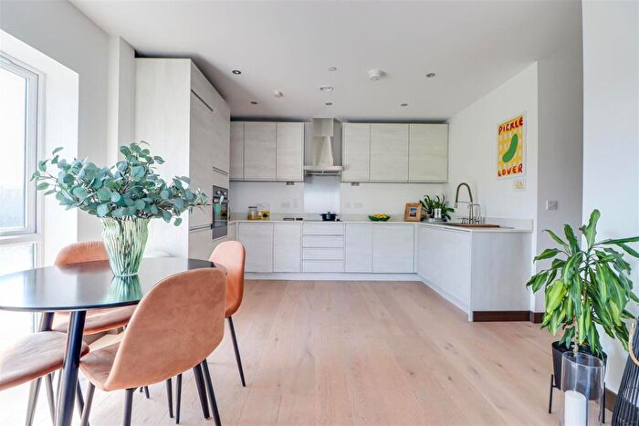 2 Bedroom Flat For Sale In Fairfax Drive, Westcliff-On-Sea, SS0