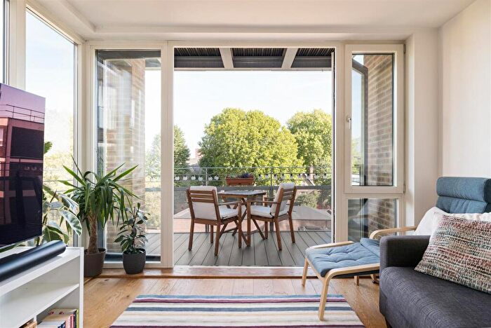 2 Bedroom Flat For Sale In Lee Street, Haggerston, E8