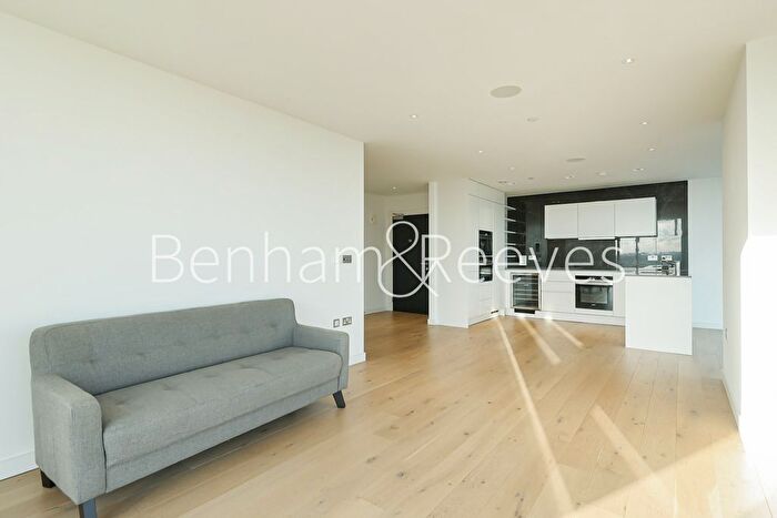 3 Bedroom Flat To Rent In Skyline Apartment, Devan Grove, N4
