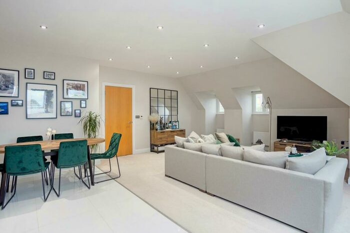 1 Bedroom Flat To Rent In Ember Lane, Esher, KT10