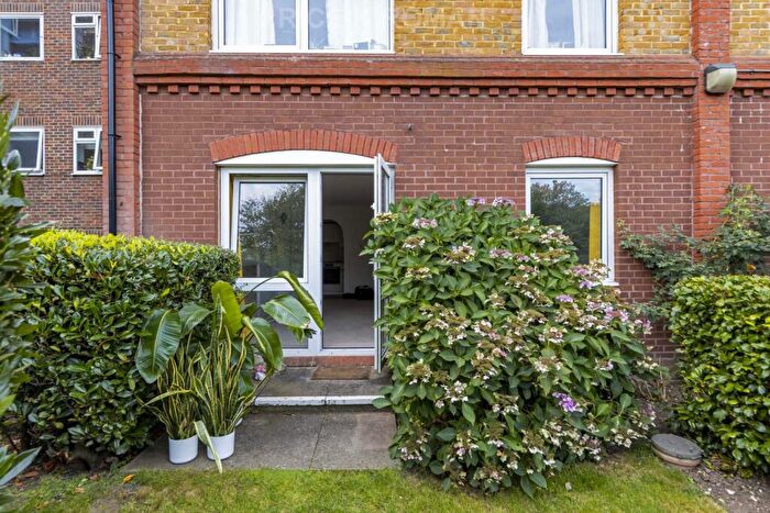 1 Bedroom Retirement Property For Sale In Fairview Court, Kingston Upon Thames, KT2