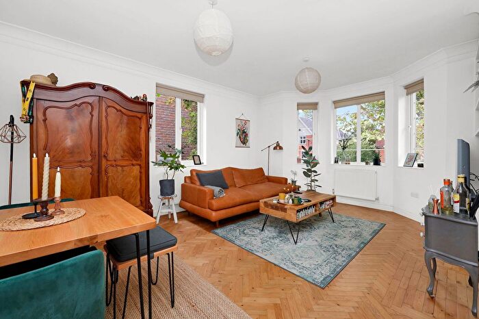 3 Bedroom Flat To Rent In Barrowgate Road, London, W4
