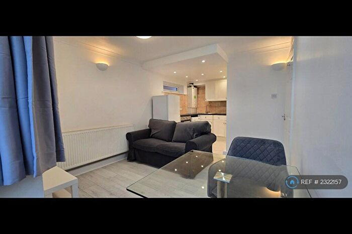 2 Bedroom Flat To Rent In Roman Court, Leeds, LS8