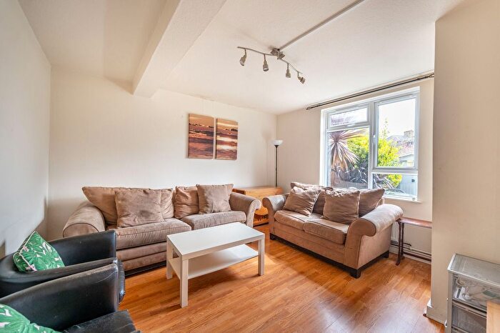 3 Bedroom Flat To Rent In Canada Crescent, Acton, London, W3